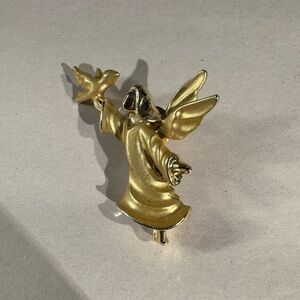 Vintage Gigi Giusti Brushed & Polished Gold Tone Angel with Dove lapel pin 2"